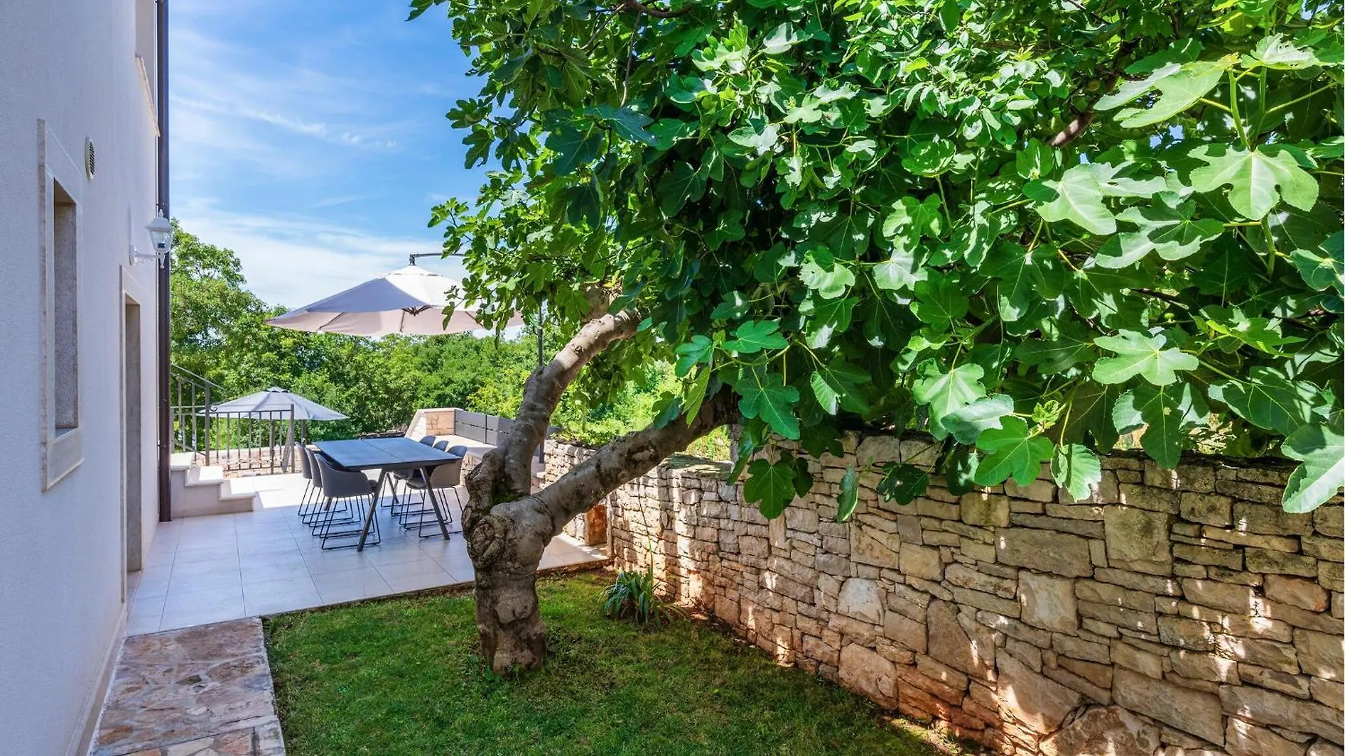Awesome Home In Golas With Outdoor Swimming Pool 0*,